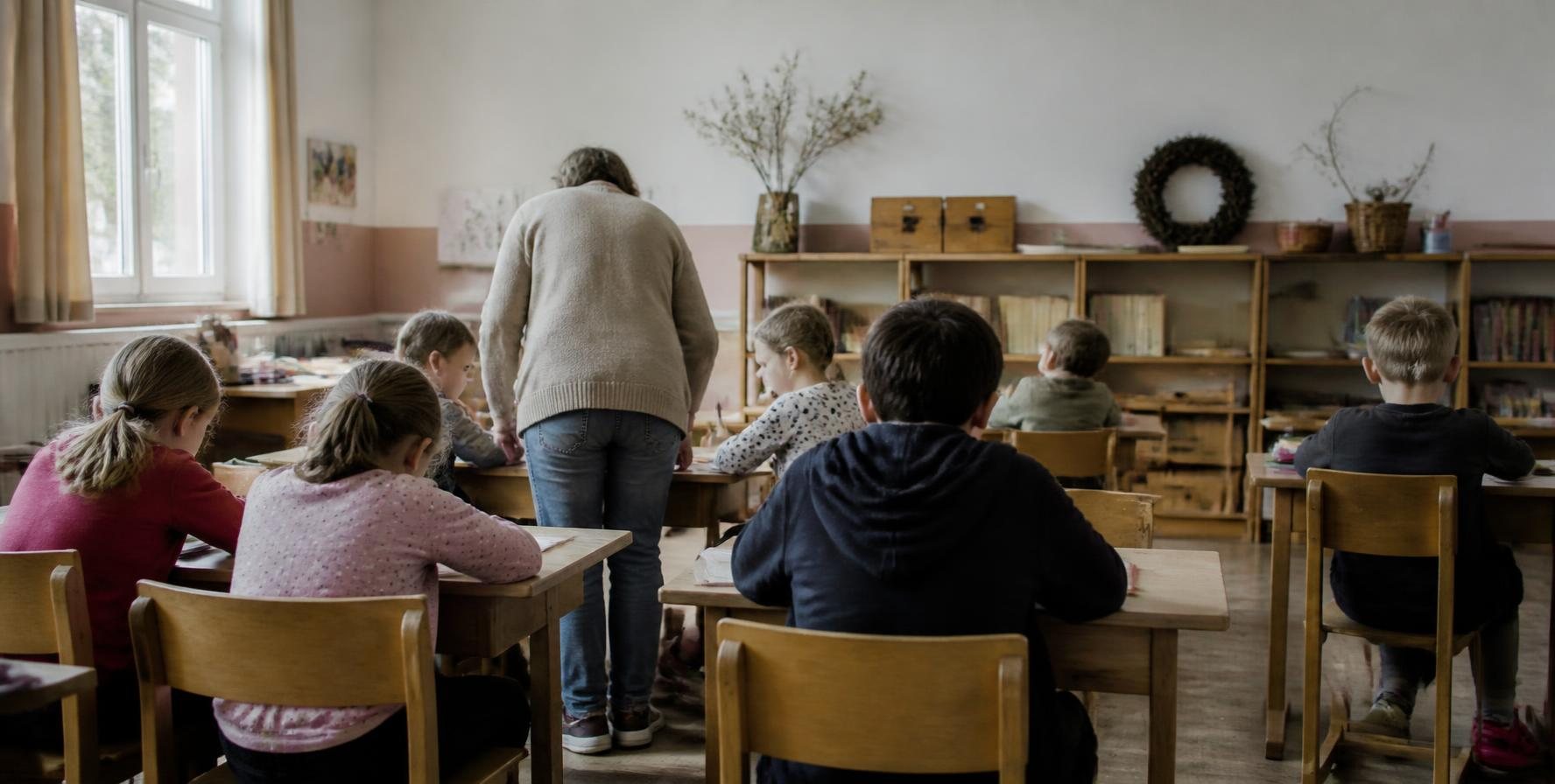 Lerngruppe in einem hellen Klassenraum mit vorbereitetem Material